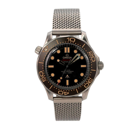 OMEGA Seamaster Diver 300M 007 Edition 210.90.42.20.01.001 Uhr mit Titan-Gehäuse und braunem Zifferblatt.