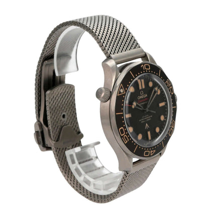 OMEGA Seamaster Diver 300M 007 Edition 210.90.42.20.01.001 mit Titan-Gehäuse und Mesh-Armband.