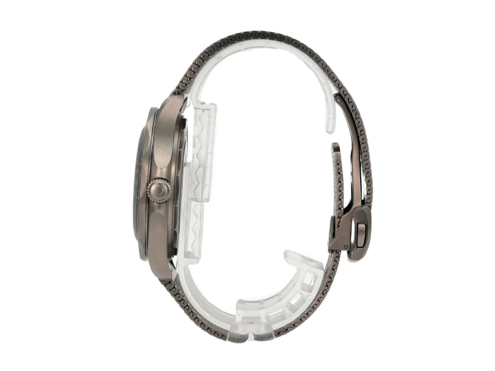 Seitenansicht des OMEGA Seamaster Diver 300M 007 Edition 210.90.42.20.01.001 mit Titanarmband.