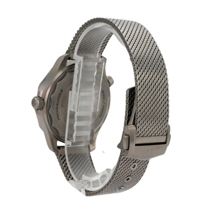 OMEGA Seamaster Diver 300M 007 Edition 210.90.42.20.01.001 seitliche Ansicht des Titan-Gehäuses und Milanaise-Armbands.
