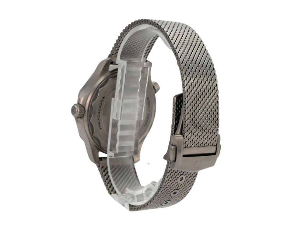 OMEGA Seamaster Diver 300M 007 Edition 210.90.42.20.01.001 seitliche Ansicht des Titan-Gehäuses und Milanaise-Armbands.