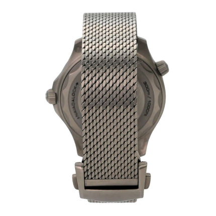 Rückansicht des OMEGA Seamaster Diver 300M 007 Edition 210.92.42.20.01.001 mit Titanband.