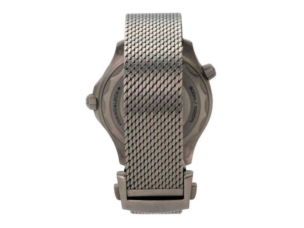 Rückansicht des OMEGA Seamaster Diver 300M 007 Edition 210.92.42.20.01.001 mit Titanband.