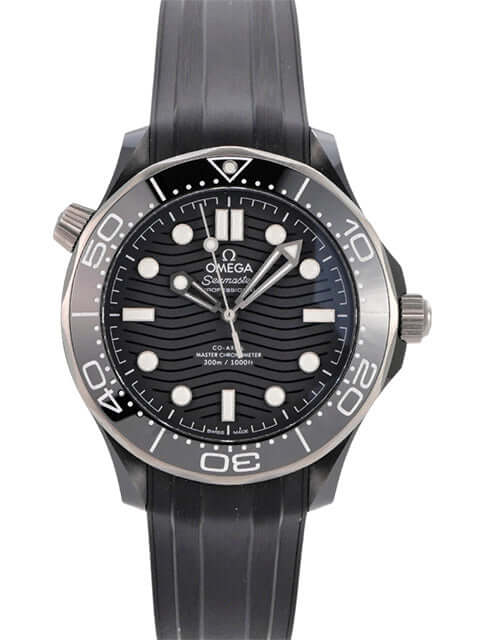 OMEGA Seamaster Diver 300M Master Chronometer mit schwarzem Zifferblatt und Kautschukband, Gehäusedurchmesser 43,5 mm.
