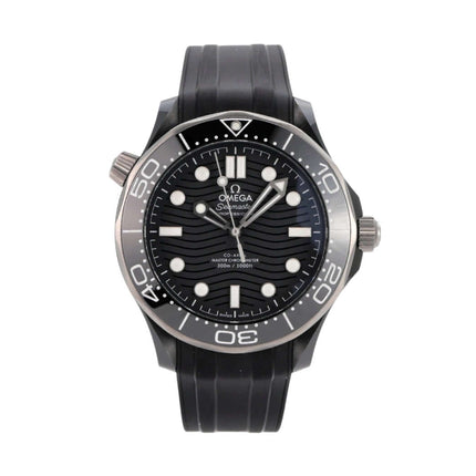 OMEGA Seamaster Diver 300M Master Chronometer mit schwarzem Zifferblatt und Kautschukband.