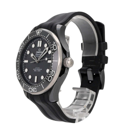 OMEGA Seamaster Diver 300M Master Chronometer mit schwarzem Kautschukband und titanfarbener Lünette.