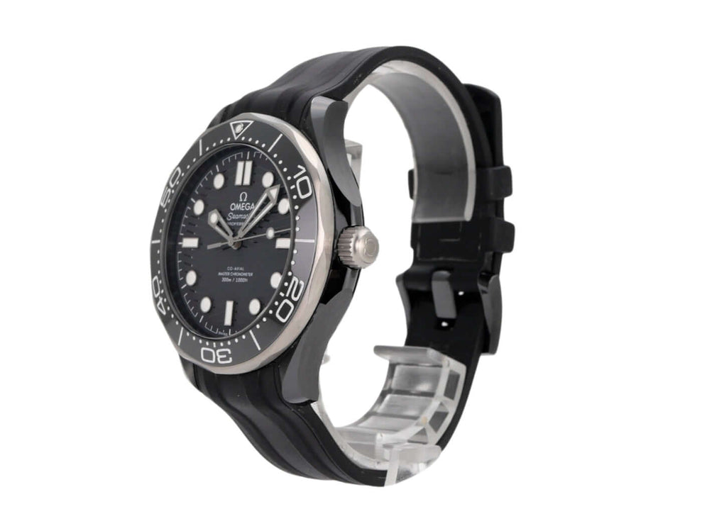 OMEGA Seamaster Diver 300M Master Chronometer mit schwarzem Kautschukband und titanfarbener Lünette.
