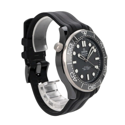 OMEGA Seamaster Diver 300M Master Chronometer 210.92.44.20.01.001 mit schwarzem Kautschukband und Keramikgehäuse.