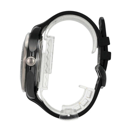 Seitenansicht der OMEGA Seamaster Diver 300M mit Kautschukband und titanbeschichteter Lünette.