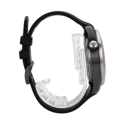 Seitenansicht der OMEGA Seamaster Diver 300M Master Chronometer mit schwarzem Kautschukband und poliertem Gehäuse.