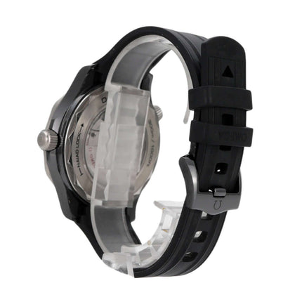 Seiteansicht der OMEGA Seamaster Diver 300M mit schwarzem Kautschukband und poliertem Gehäuse.