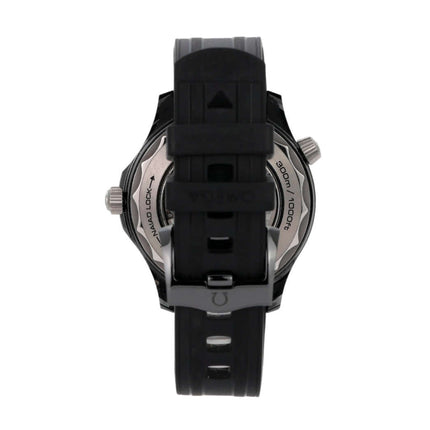 Rückansicht der OMEGA Seamaster Diver 300M mit schwarzem Kautschukband und poliertem Gehäuse.