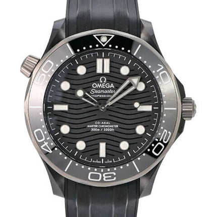 OMEGA Seamaster Diver 300 M Master Chronometer 210.92.44.20.01.001 auf schwarzem Kautschukband und mattem Zifferblatt.