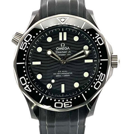 OMEGA Seamaster Diver 300 M Master Chronometer 210.92.44.20.01.001 mit schwarzem Kautschukband und Keramikgehäuse, Zifferblatt mit Leuchtindizes.