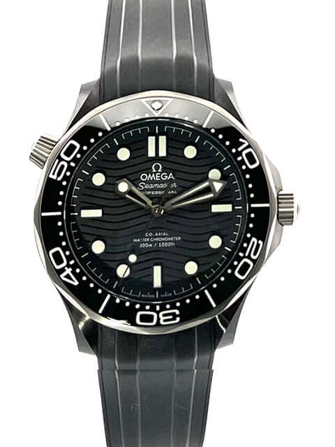 OMEGA Seamaster Diver 300 M Master Chronometer 210.92.44.20.01.001 mit schwarzem Kautschukband und Keramikgehäuse, Zifferblatt mit Leuchtindizes.