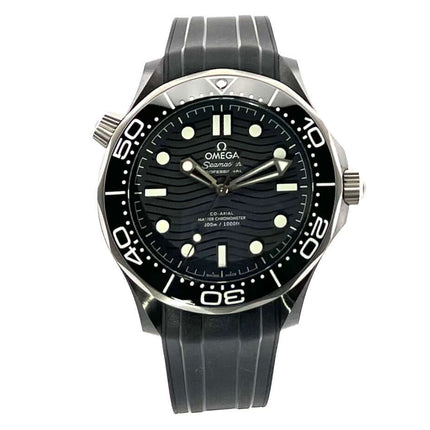 OMEGA Seamaster Diver 300 M Master Chronometer Ref. 210.92.44.20.01.001 aus 2022 mit schwarzem Zifferblatt und schwarzem Kautschukband.
