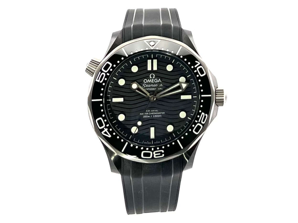 OMEGA Seamaster Diver 300 M Master Chronometer Ref. 210.92.44.20.01.001 aus 2022 mit schwarzem Zifferblatt und schwarzem Kautschukband.