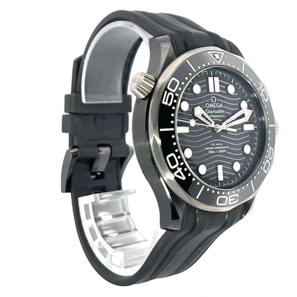 OMEGA Seamaster Diver 300 M Master Chronometer 210.92.44.20.01.001 aus Keramik mit schwarzem Kautschukband und Titan Lünette.