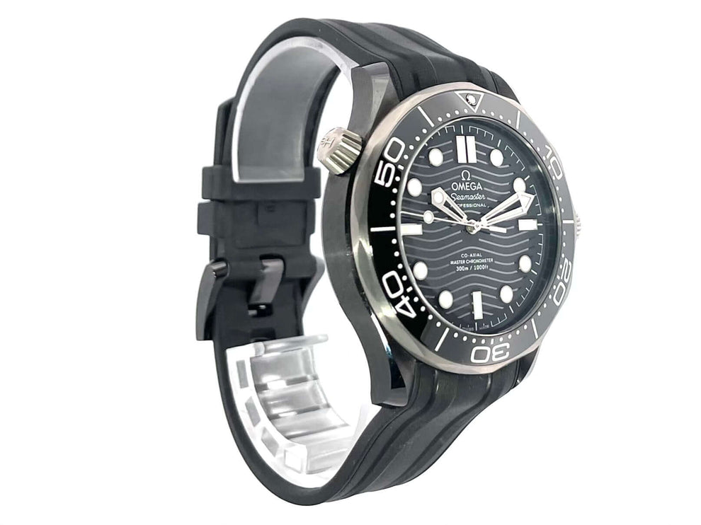 OMEGA Seamaster Diver 300 M Master Chronometer 210.92.44.20.01.001 aus Keramik mit schwarzem Kautschukband und Titan Lünette.
