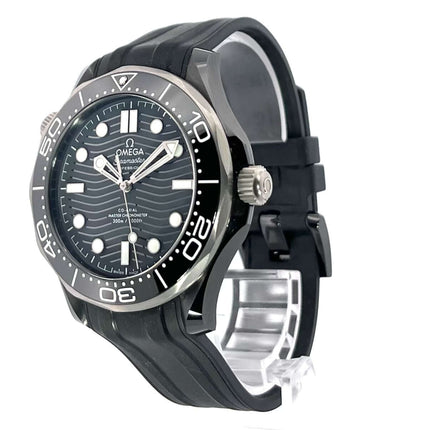 OMEGA Seamaster Diver 300 M Master Chronometer 210.92.44.20.01.001 mit schwarzem Kautschukband und Keramikgehäuse, seitliche Ansicht