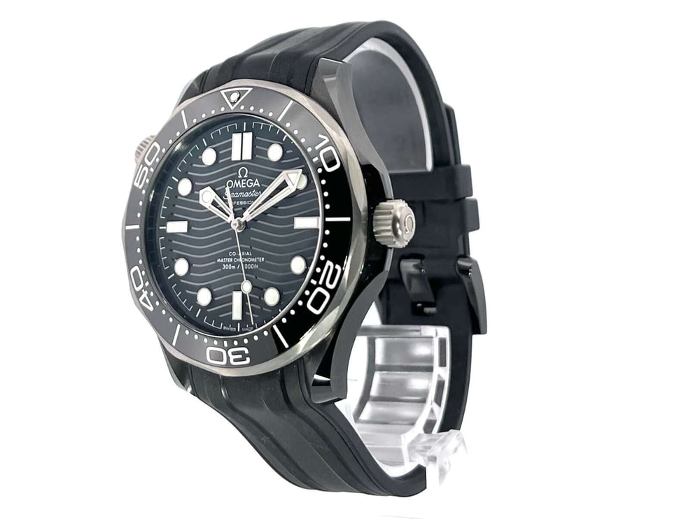 OMEGA Seamaster Diver 300 M Master Chronometer 210.92.44.20.01.001 mit schwarzem Kautschukband und Keramikgehäuse, seitliche Ansicht