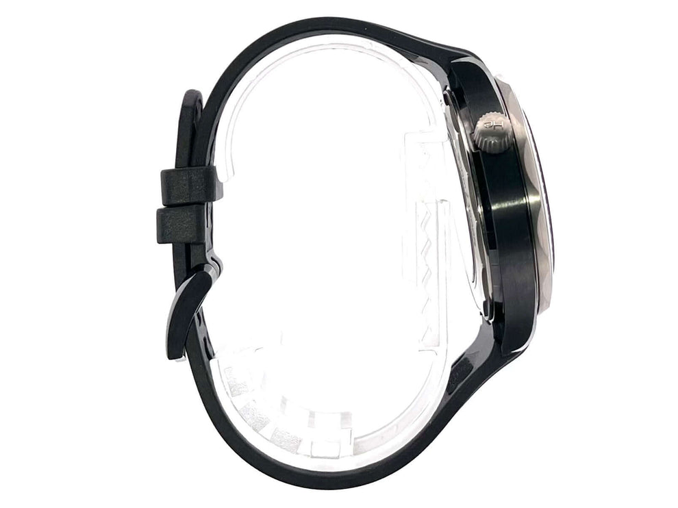 Seitenansicht der OMEGA Seamaster Diver 300 M Master Chronometer mit schwarzem Kautschukband und poliertem Keramikgehäuse.