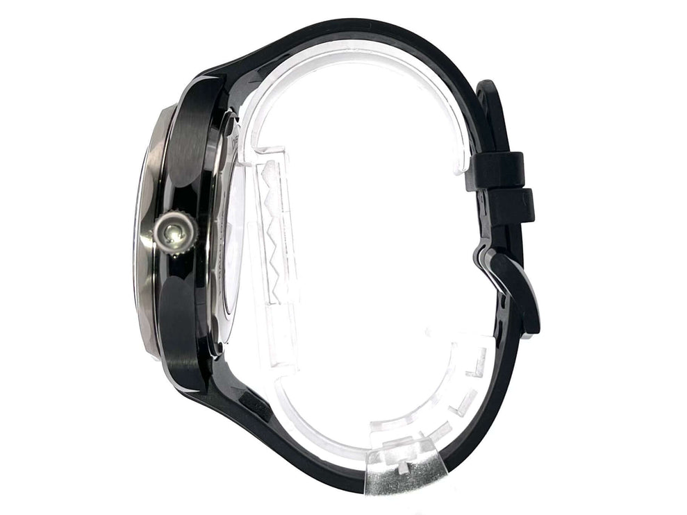 Seitenansicht der OMEGA Seamaster Diver 300 M Master Chronometer 210.92.44.20.01.001 mit schwarzem Kautschukarmband und skelettierten Leuchtzeigern.