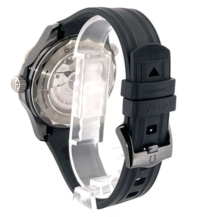 Rückseite der OMEGA Seamaster Diver 300 M Master Chronometer 210.92.44.20.01.001 mit schwarzem Kautschukband und Dornschließe.