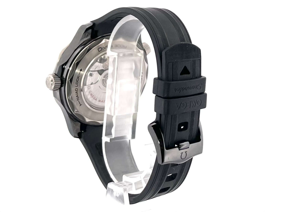 Rückseite der OMEGA Seamaster Diver 300 M Master Chronometer 210.92.44.20.01.001 mit schwarzem Kautschukband und Dornschließe.