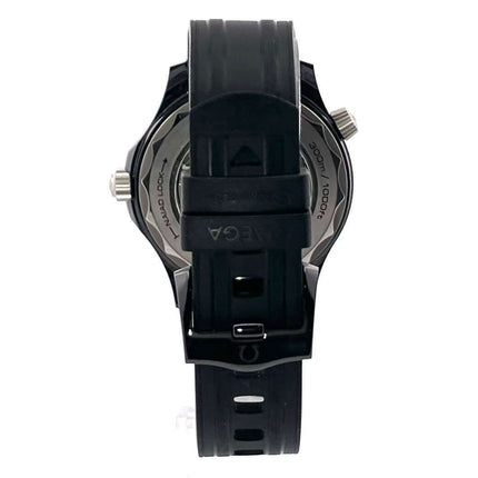 Rückansicht der OMEGA Seamaster Diver 300 M Master Chronometer Ref. 210.92.44.20.01.001 mit schwarzem Kautschukarmband und Dornschließe.