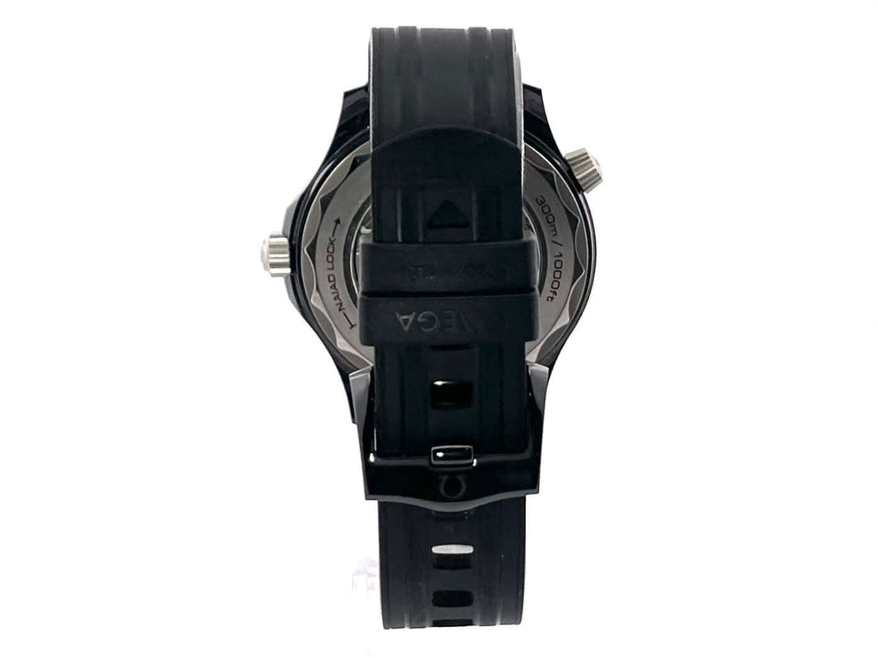 Rückansicht der OMEGA Seamaster Diver 300 M Master Chronometer Ref. 210.92.44.20.01.001 mit schwarzem Kautschukarmband und Dornschließe.