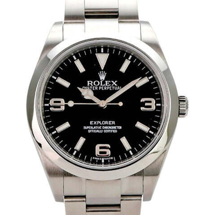 Rolex Explorer I Edelstahl 214270 auf schwarz mit arabischen Ziffern und glänzendem Edelstahlband.