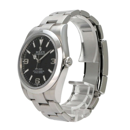 Rolex Explorer I Edelstahl 214270 Uhr mit schwarzem Zifferblatt und Edelstahlband seitlich betrachtet.