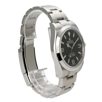 Rolex Explorer I Edelstahl 214270 mit schwarzem Zifferblatt und Edelstahlband, seitliche Ansicht.