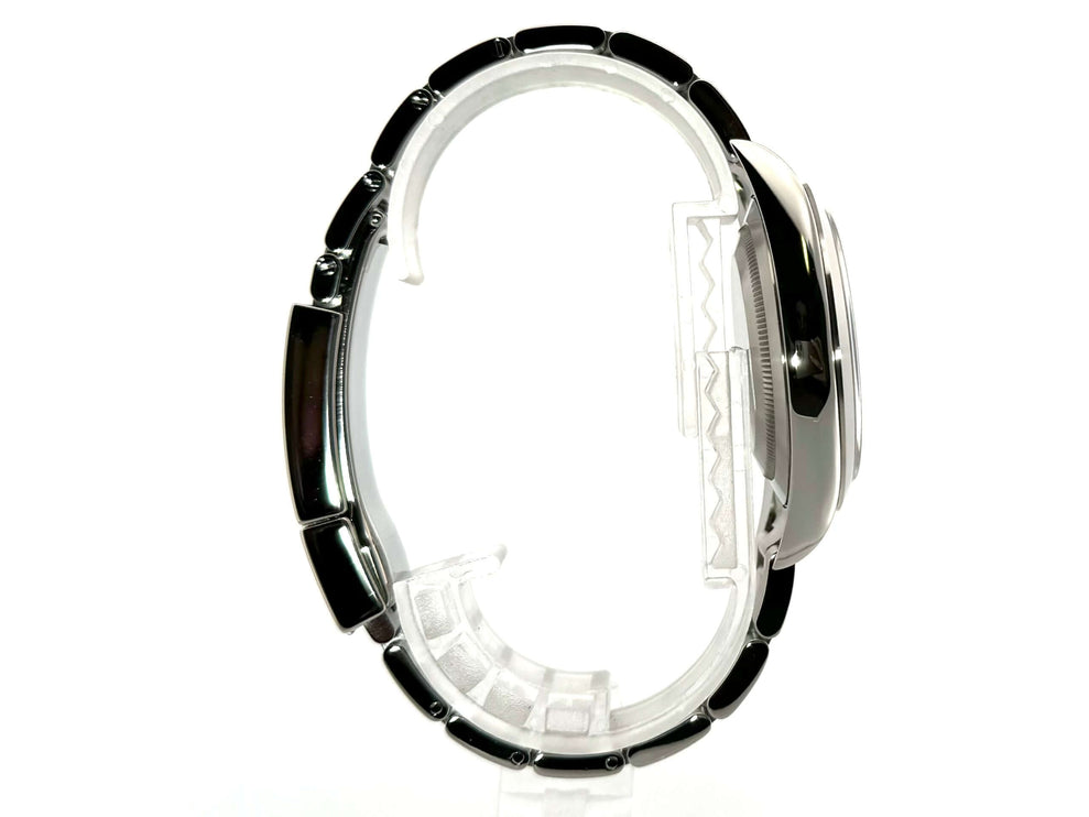 Seitenansicht der Rolex Explorer I Edelstahl 214270 mit poliertem und satiniertem Edelstahlgehäuse und -armband, Modell 2016.