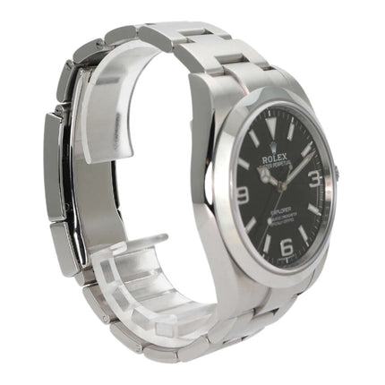 Rolex Explorer I 214270 aus Edelstahl mit schwarzem Zifferblatt, polierter Lünette und Oyster-Armband, seitliche Ansicht.