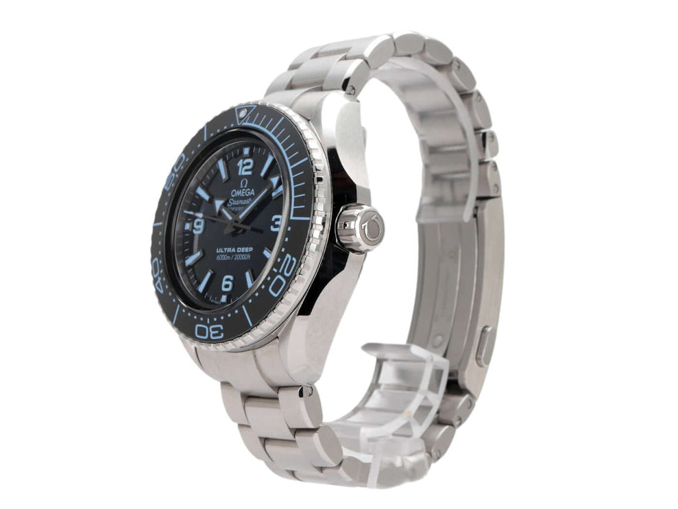 Omega Seamaster Planet Ocean 6000M Ultra Deep, Edelstahl-Uhr mit schwarzer Keramiklünette und blauem Zifferblatt.