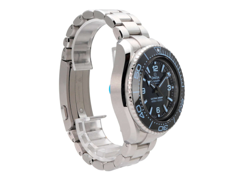 Omega Seamaster Planet Ocean 6000M Ultra Deep mit Edelstahlband und schwarzem Zifferblatt.