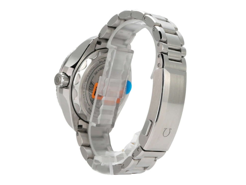 Omega Seamaster Planet Ocean 6000M Ultrasoft Edelstahl-Uhr seitliche Ansicht mit blauem Zifferblatt und Band.
