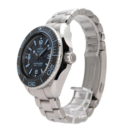 Omega Seamaster Planet Ocean 6000M Ultra Deep mit blauem Zifferblatt und Edelstahlband, 45,5 mm Durchmesser.