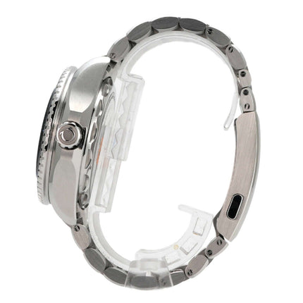 Omega Seamaster Planet Ocean 6000M Ultra Deep, Ansicht von der Seite, Edelstahlgehäuse und O-Megasteel-Band.