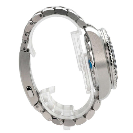 Detailansicht der Omega Seamaster Planet Ocean 6000M Ultra Deep, Edelstahlgehäuse und O-Megasteel-Band.