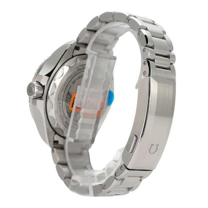 Omega Seamaster Planet Ocean 6000M Ultra Deep Armbanduhr mit Edelstahlband und Faltschließe, seitliche Ansicht.