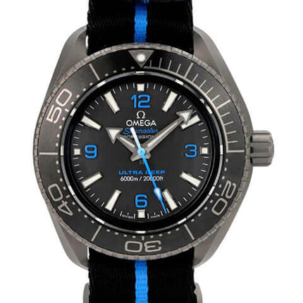Omega Seamaster Planet Ocean 6000M Ultra Deep 215.92.46.21.01.001 mit schwarzem Zifferblatt und Textilband.