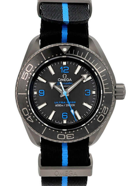 Omega Seamaster Planet Ocean 6000M Ultra Deep 215.92.46.21.01.001 mit schwarzem Zifferblatt und Textilband.
