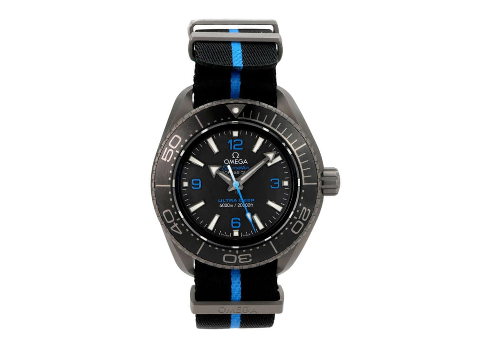 Omega Seamaster Planet Ocean 6000M Ultra Deep 215.92.46.21.01.001 Uhrenansicht mit schwarzem Zifferblatt und Textilband
