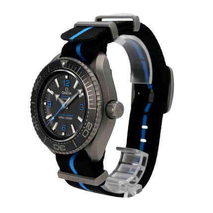 Omega Seamaster Planet Ocean 6000M Ultra Deep 215.92.46.21.01.001 mit schwarzem und blauem Textilband