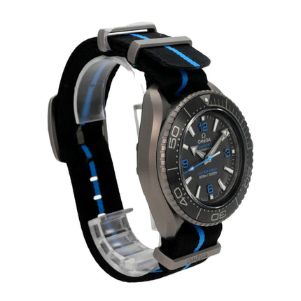 Omega Seamaster Planet Ocean 6000M Ultra Deep 215.92.46.21.01.001 mit schwarzem Textilband und blauem Akzent.