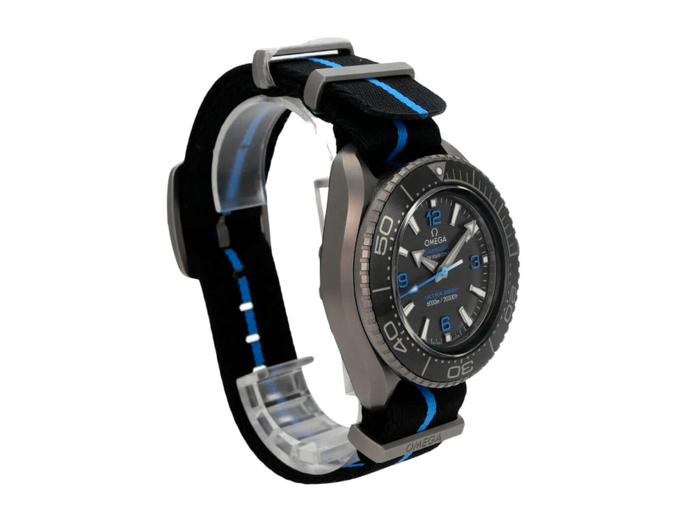 Omega Seamaster Planet Ocean 6000M Ultra Deep 215.92.46.21.01.001 mit schwarzem Textilband und blauem Akzent.