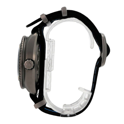 Omega Seamaster Planet Ocean 6000M Ultra Deep 215.92.46.21.01.001 seitliche Ansicht mit schwarzem Textilband